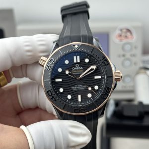 OR-Omega Seamaster / "8806 Monobloc Caliber" with fish scale pattern / 55-hour power reserve / ceramic case.